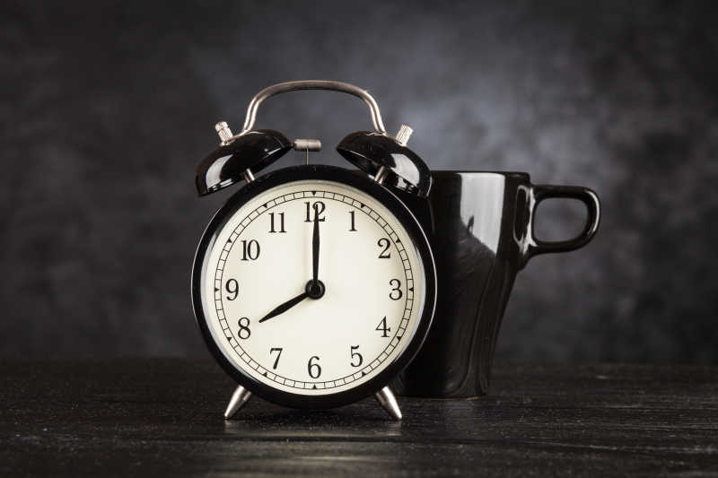 闹钟后的咖啡杯