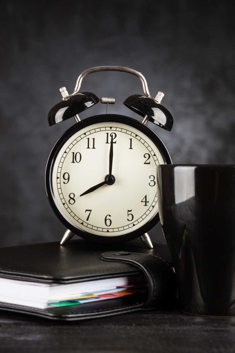 黑色笔记本上的闹钟