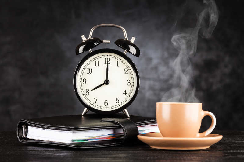 桌子上冒着热气的咖啡杯