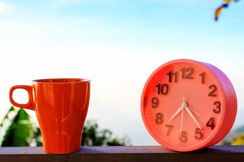 红色闹钟和红色咖啡杯