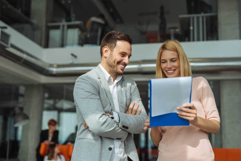 愉快讨论的商人