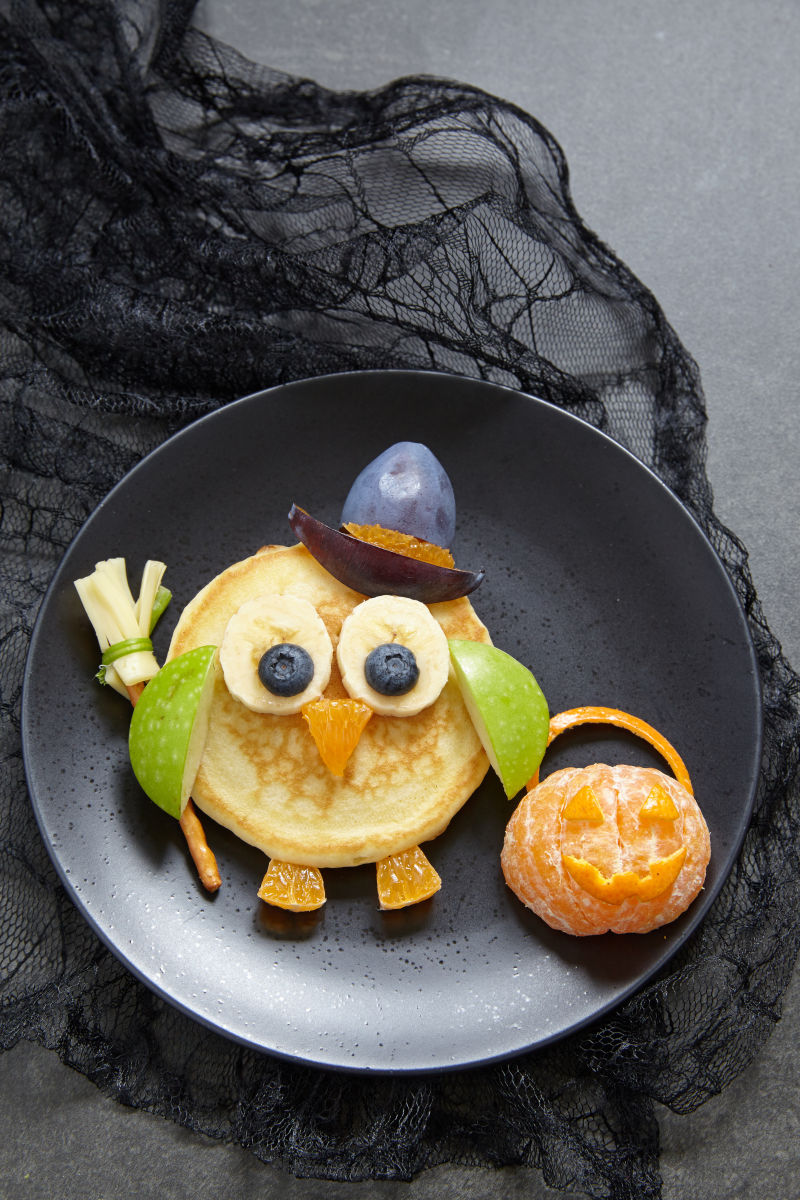 图片 创意图片 蓝色盘子里用热松饼和水果摆成的雪人和圣诞树