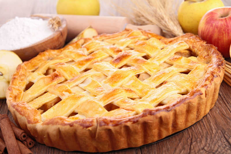 桌子上的美味苹果派