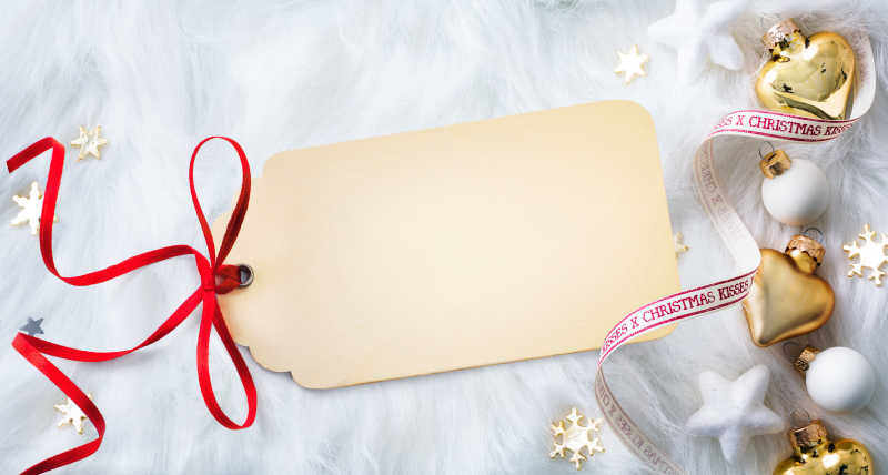 白色皮毛上的圣诞贺卡和装饰品