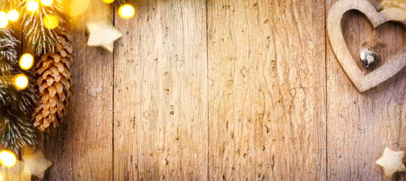 木板上的圣诞装饰品