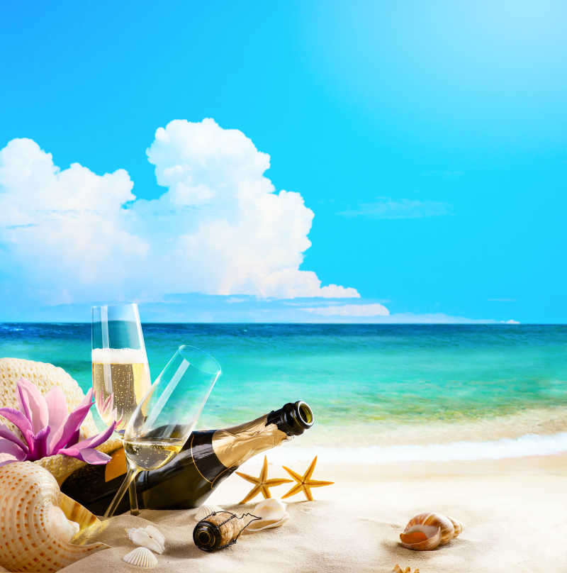 沙滩上的香槟和酒杯