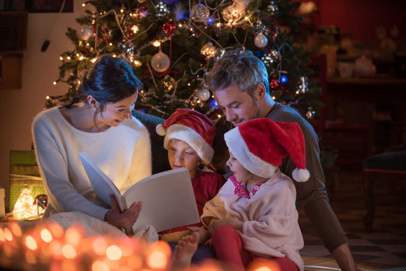 一个家庭在圣诞夜读书