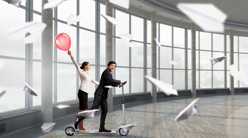 年轻人在办公司里放松自己