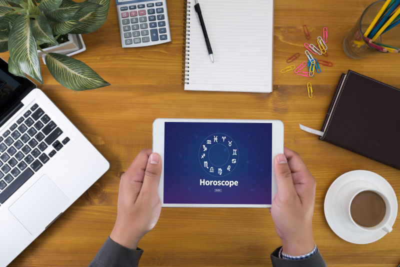 平板电脑上的十二星座占星术概念