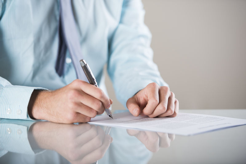 签合同名字的男子 