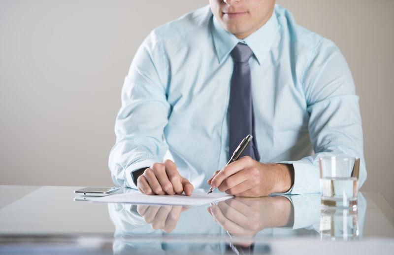 在签合同的男子