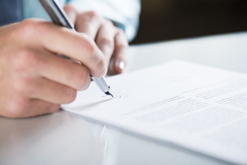 签商业合同的男子