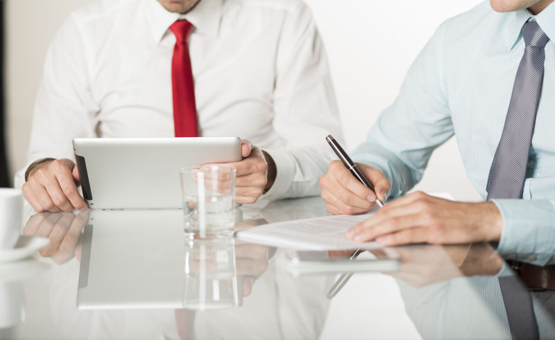 在合同上签字的男子