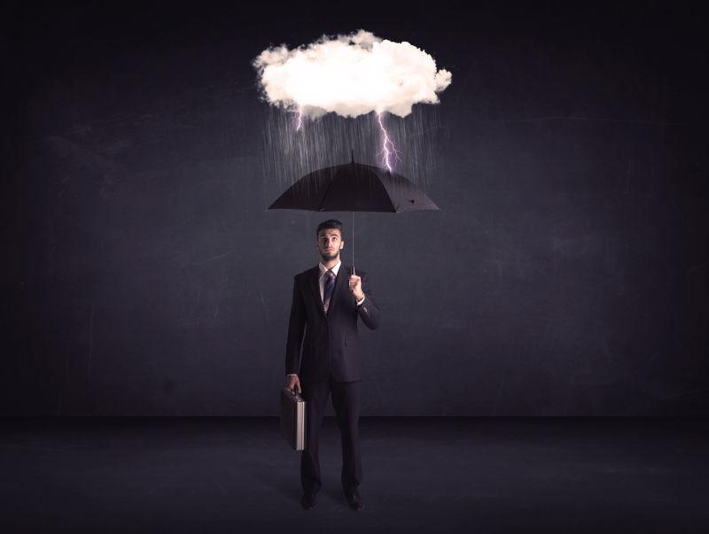 雷暴云下的商人拿着伞