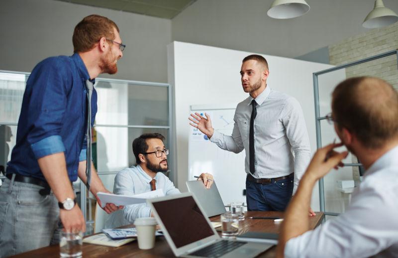 几位经济学家讨论董事会中的财务统计