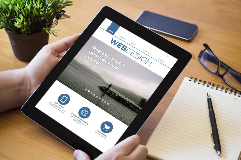 拿着平板电脑的商人办公