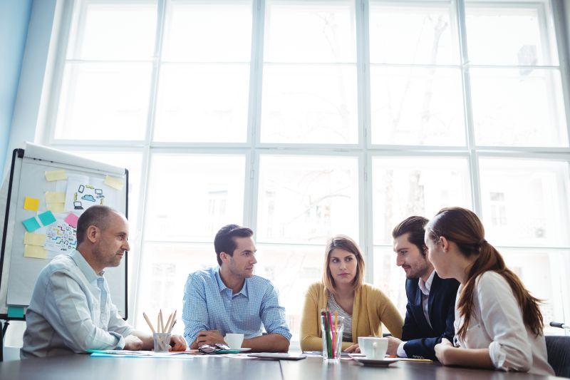 会议室内办公人员在开会