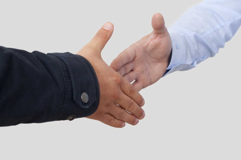 即将握手的两个人