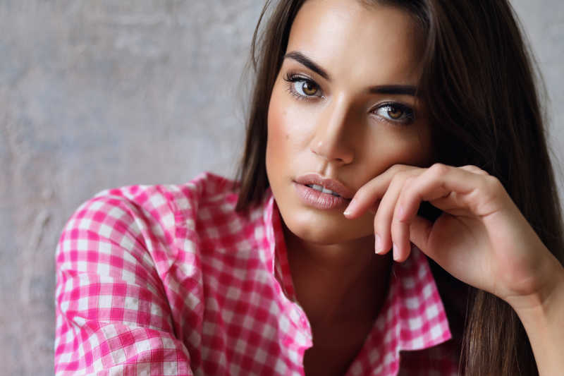 穿着粉色格子衬衫的女人