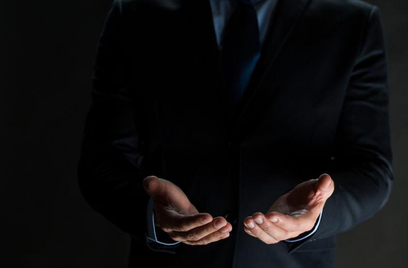 双手特写的商人