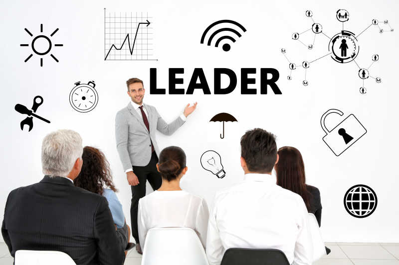 会议室里老板在给职工培训