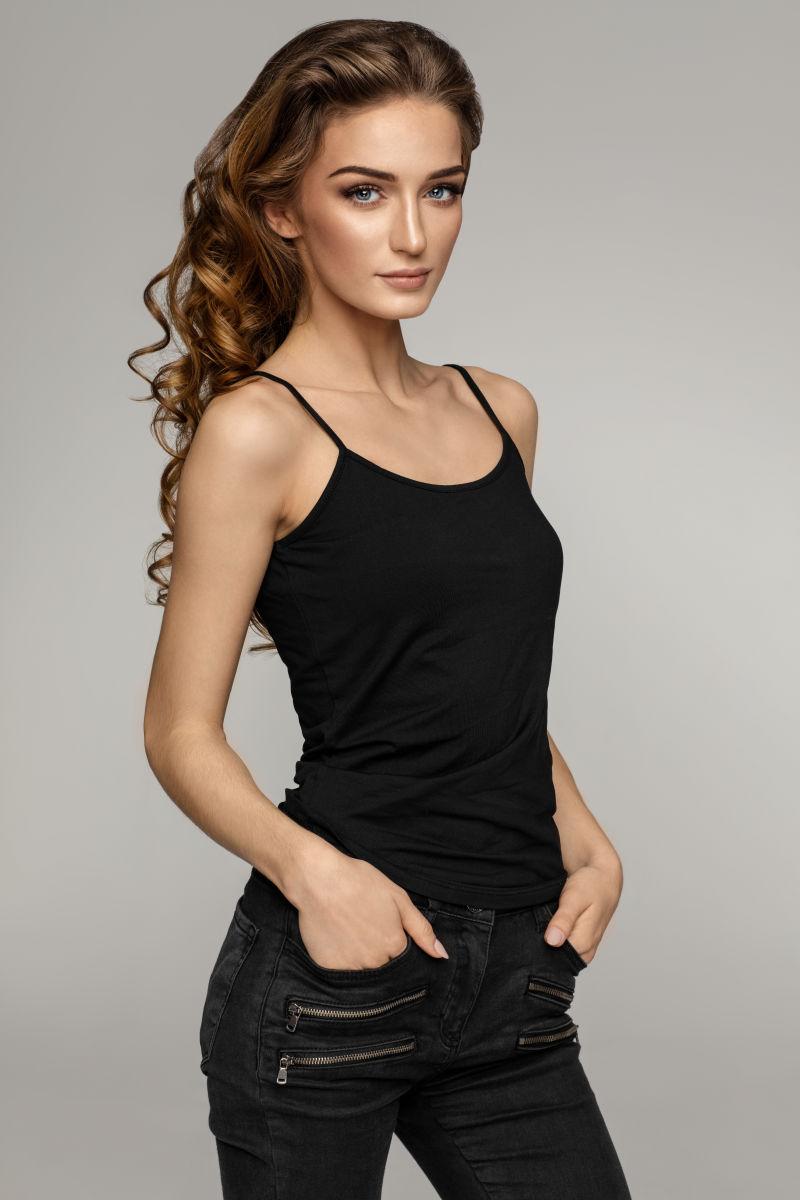 摆着姿势的美丽的年轻女子