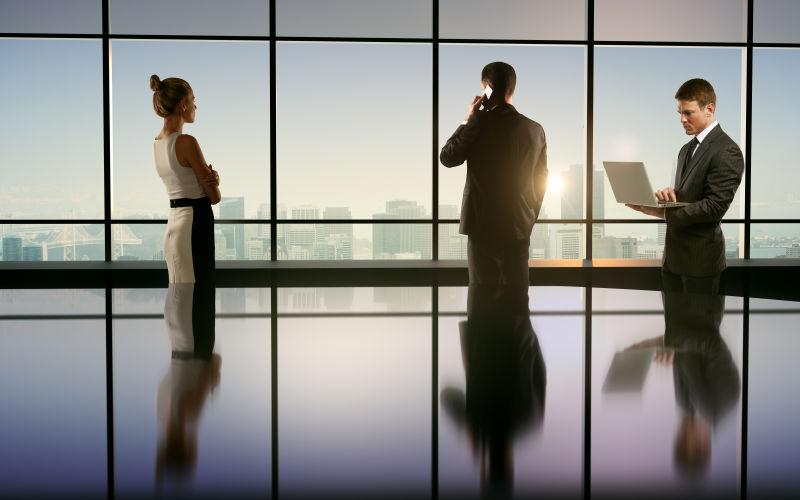 办公室里的商务人士