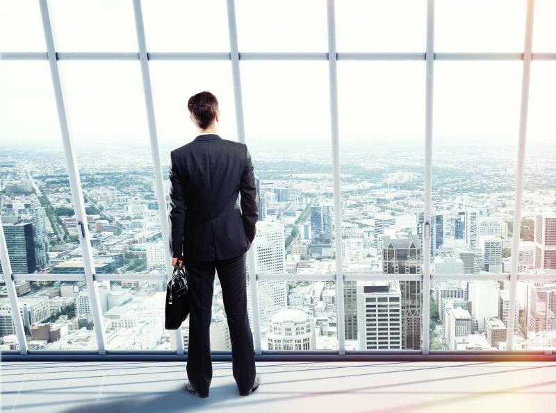 城市背景下拿公文包的商人