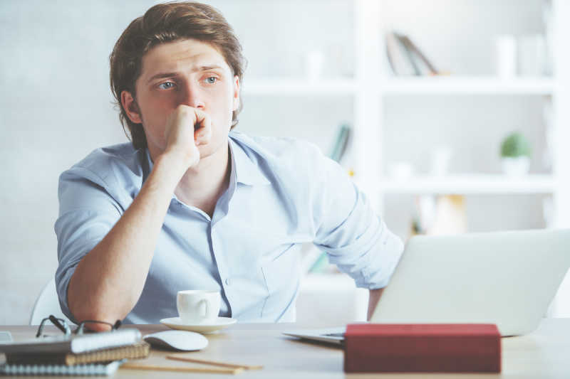 坐在办工作前思考的年轻商人