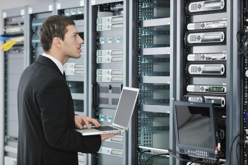 维修机房的男人