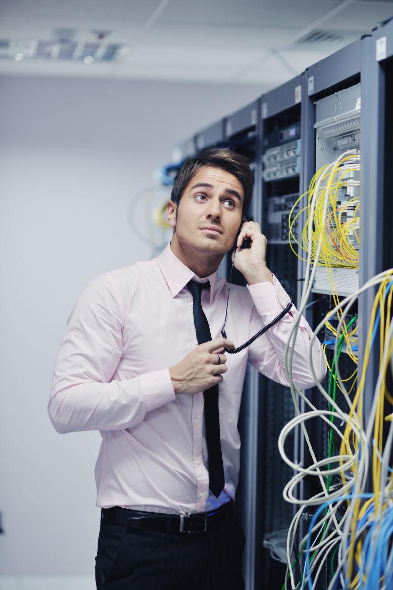 检查网络机房线路的男人