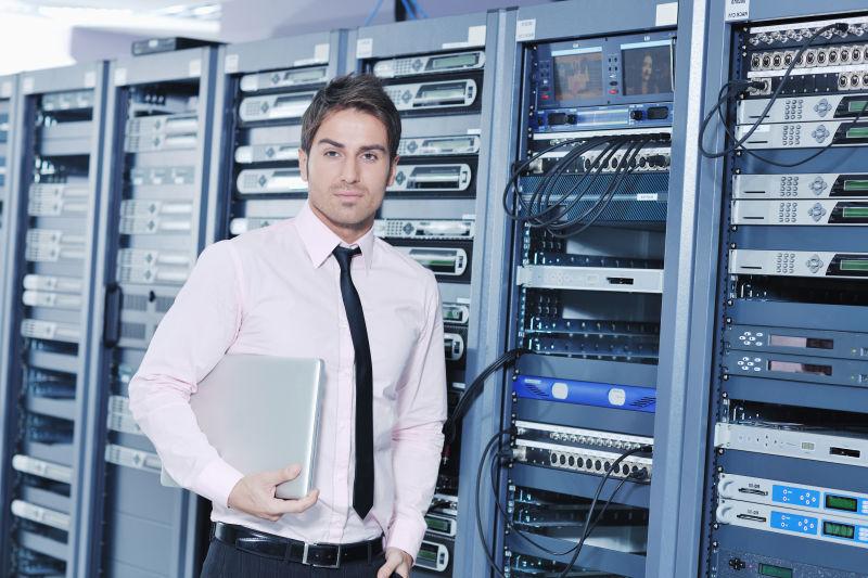 正在检车机房的男人