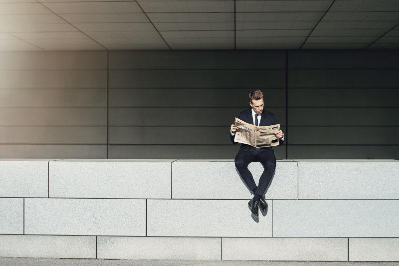 阅读报纸时尚商人