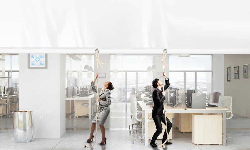 两个商人拉着横幅