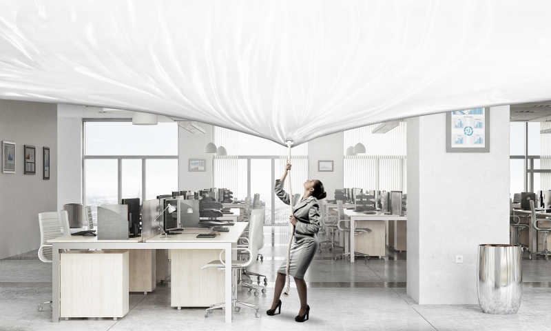 拉白色的横幅的美女