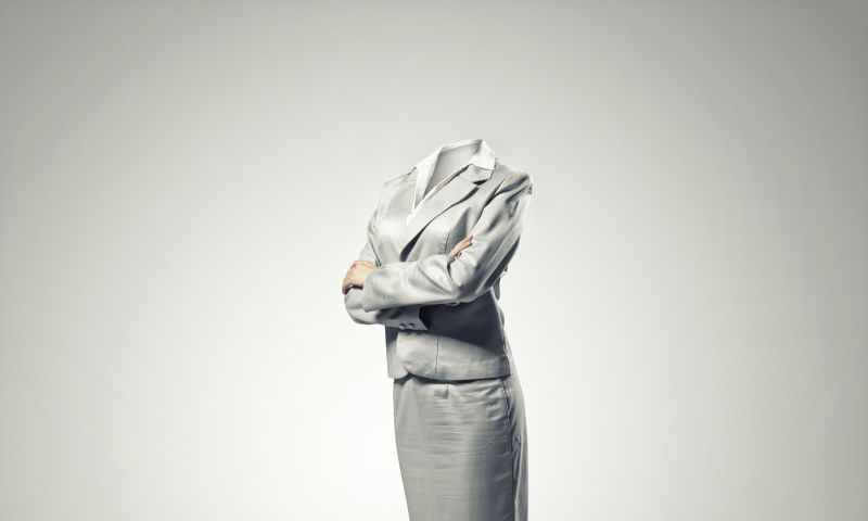 灰色背景下没有头的女商人