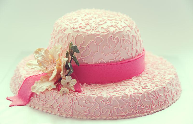 看起来像礼帽的生日蛋糕