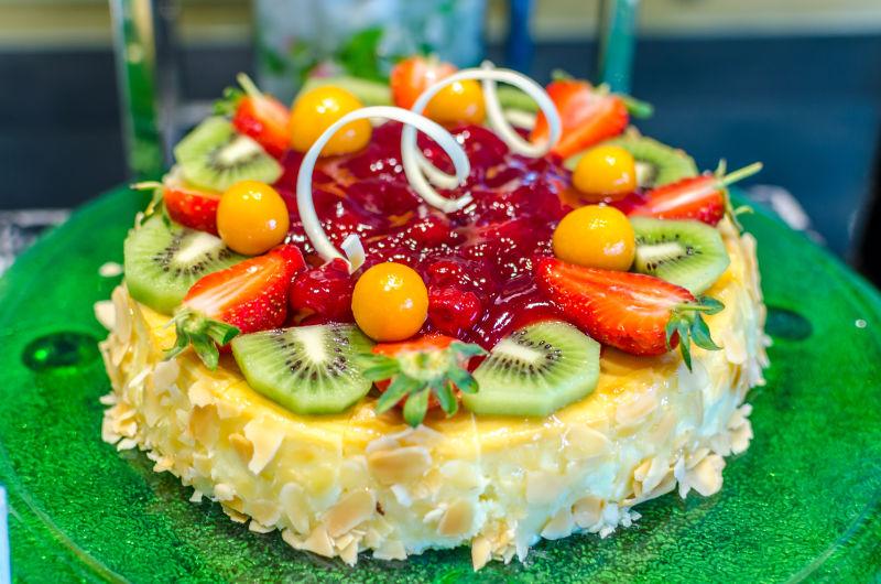 水果和浆果装饰的美味的蛋糕