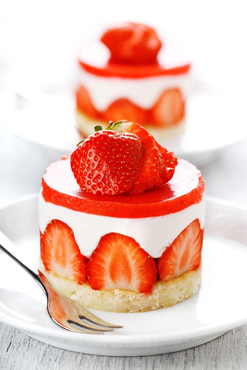 白色盘子中的草莓装饰小蛋糕