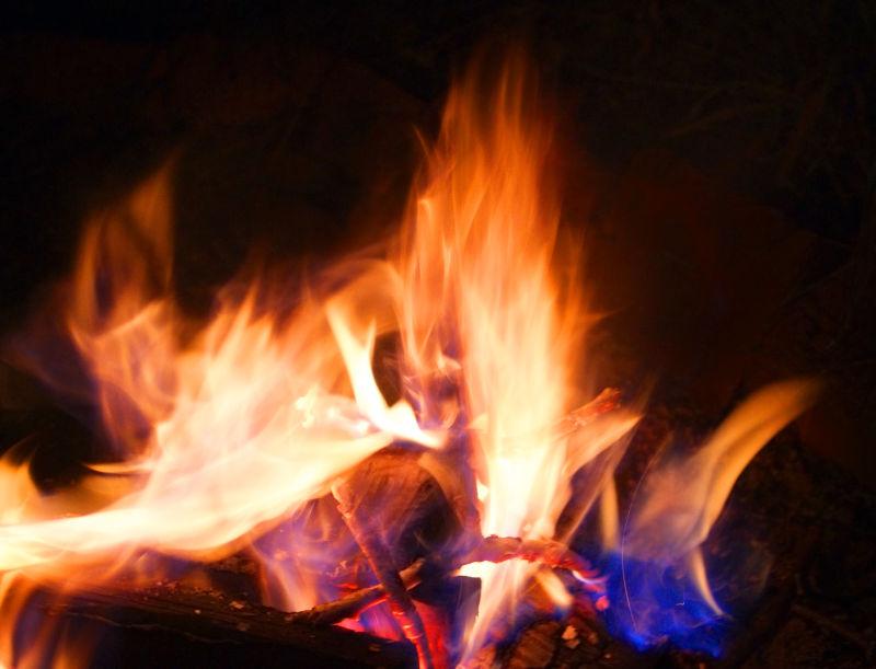 黑暗中燃烧的火焰背景