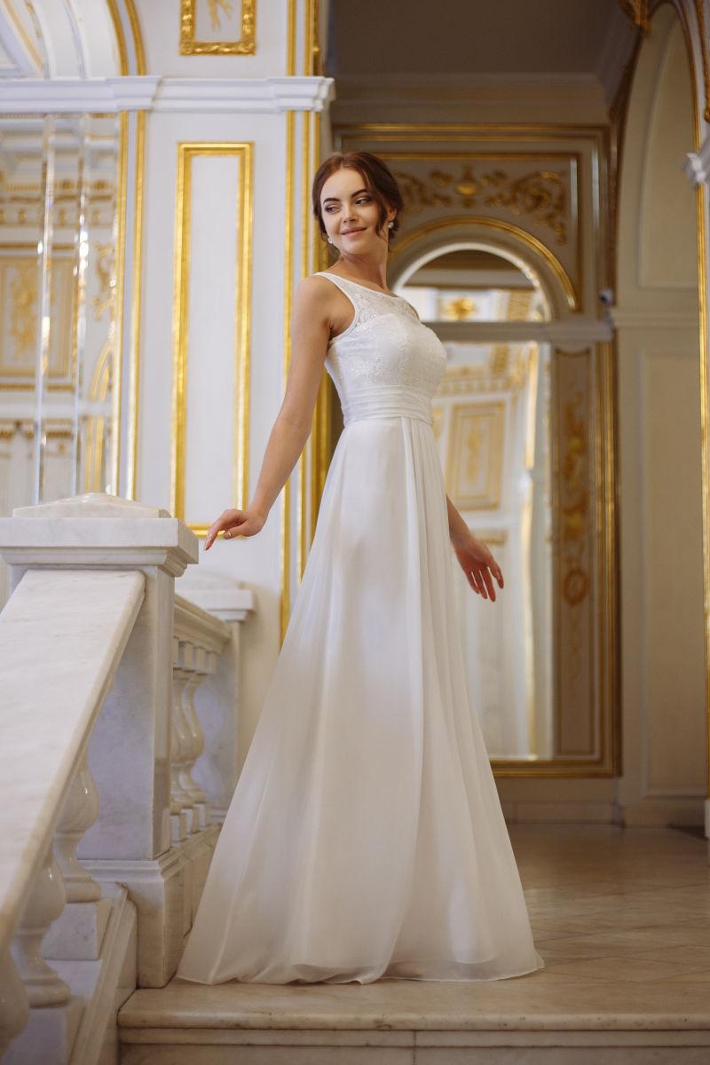 城堡里微笑的新娘