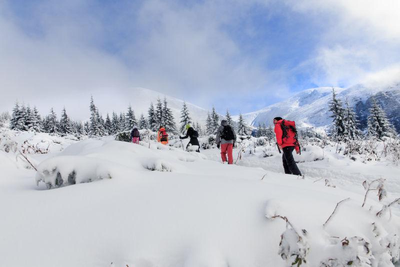 雪上探险的徒步旅行者