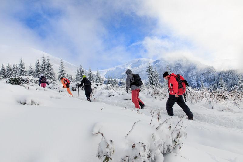 行走在雪山小路上的冒险者们