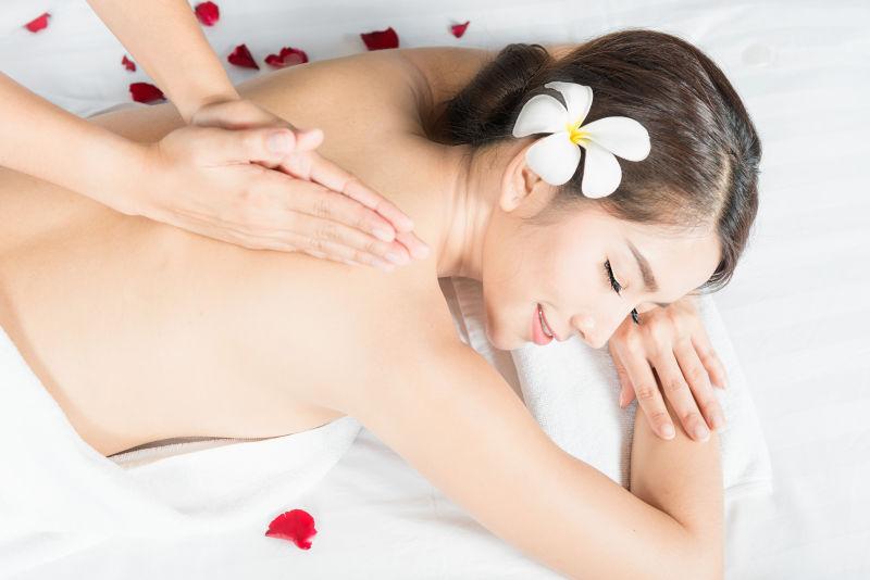 享受按摩的一位美女