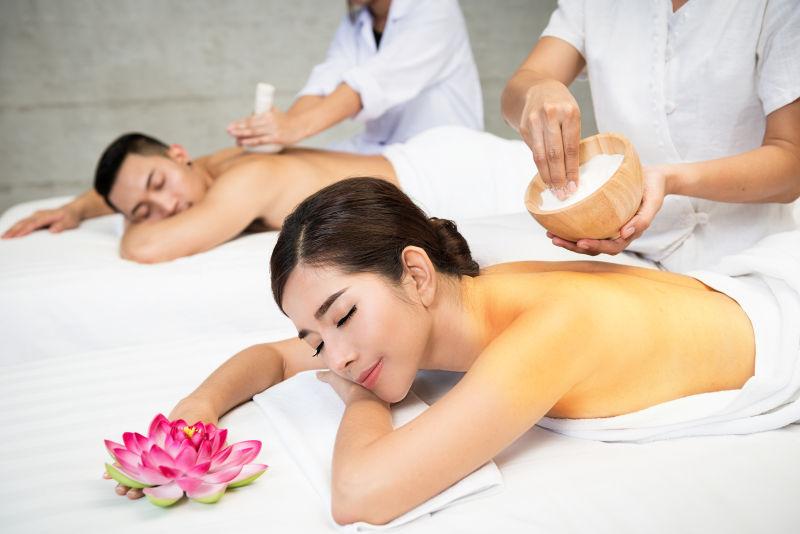 享受按摩的两个人