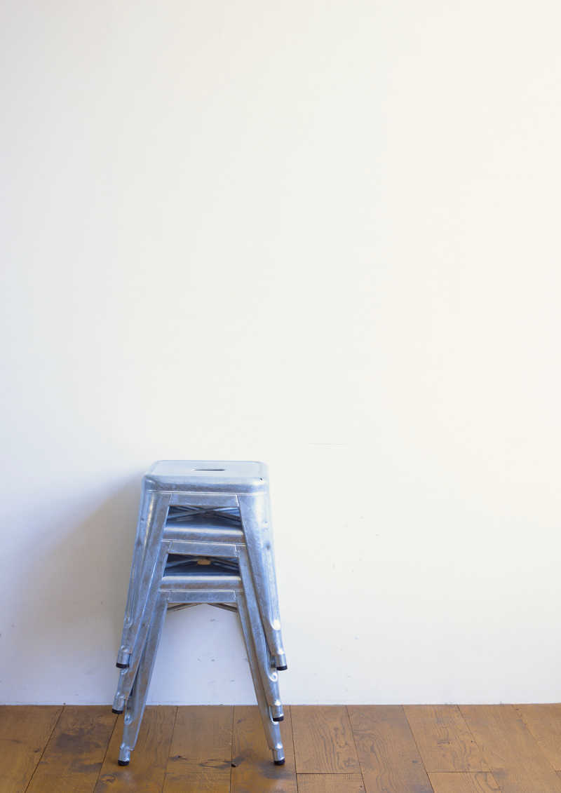 房间墙边的的椅子