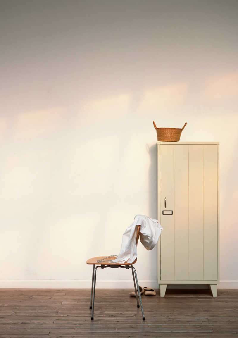 房间里的一把椅子