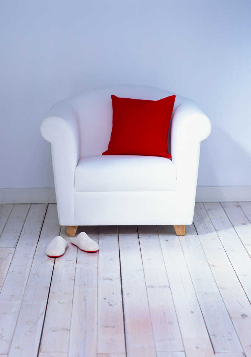 房间里的白色椅子