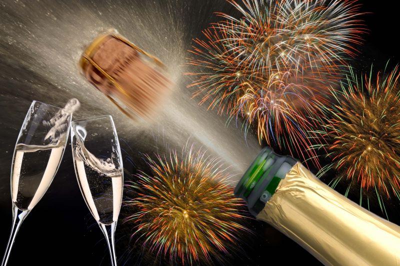 烟花背景前的香槟