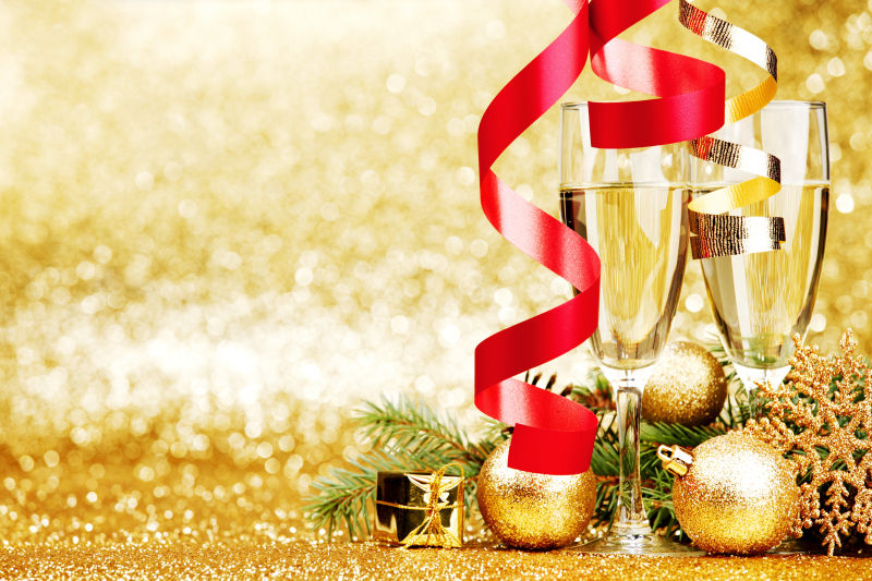 香槟和金色的圣诞装饰品